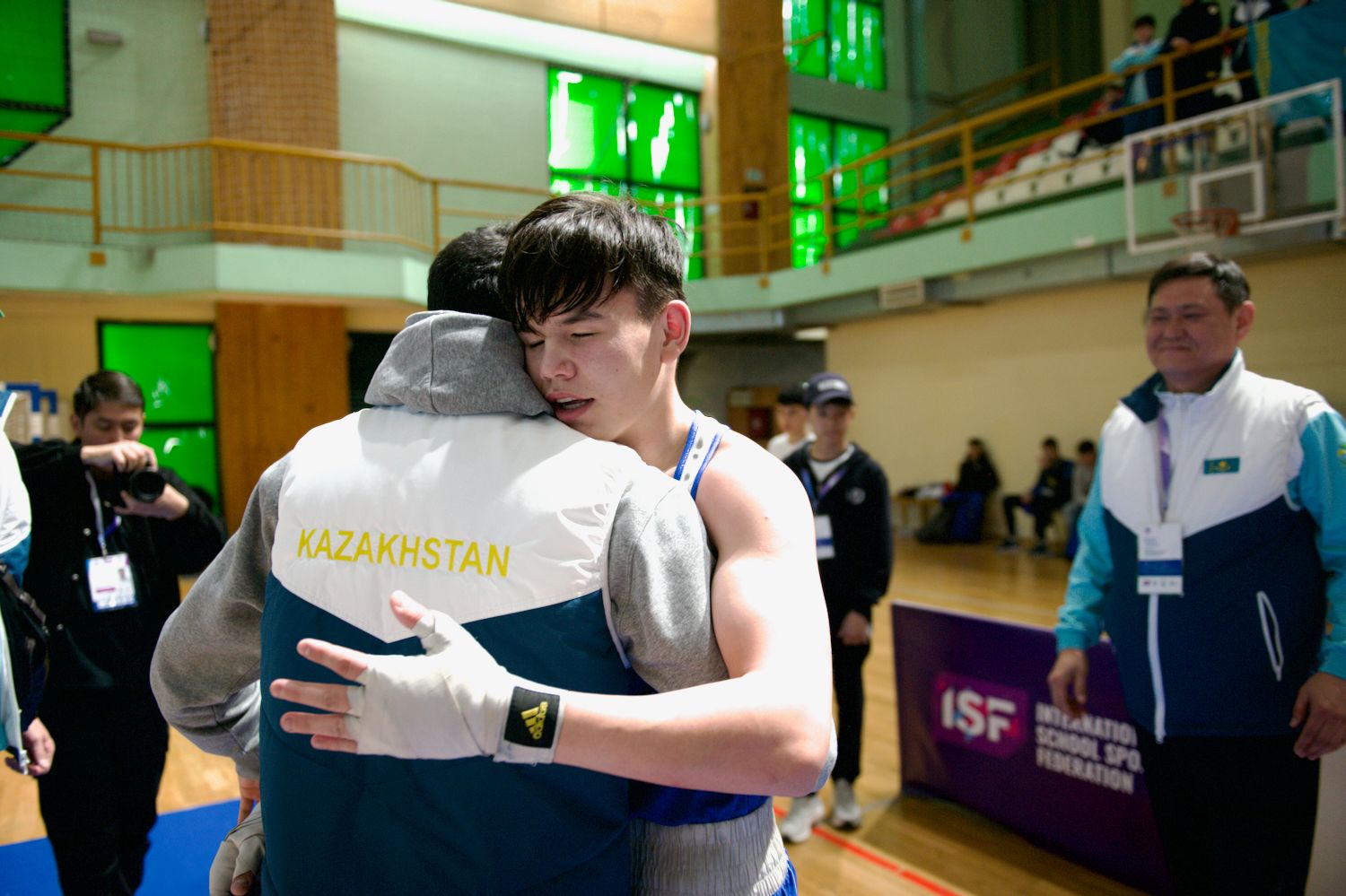 Участник проекта Auyl Sport из сельской местности Казахстана держит медаль и улыбается: путь от аула к чемпионству, Auyl Sport, фонд Halyk, сельские спортсмены, спорт в селе, Казахстан, агросело и спорт, проекты поддержки молодёжи, Тимур Кулибаев