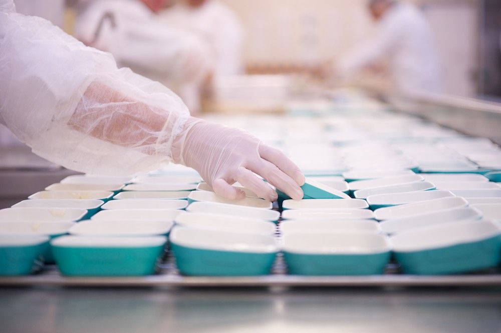 Процесс приготовления и доставки бортового питания авиакомпании Air Astana — от цеха в Актобе до рейсов в Казахстане и за рубежом, бортовое питание, Air Astana, Казахстан, Актобе, авиаперелёты, еда в самолёте, авиация, кейтеринг, Shanger.kz, Карла Нур