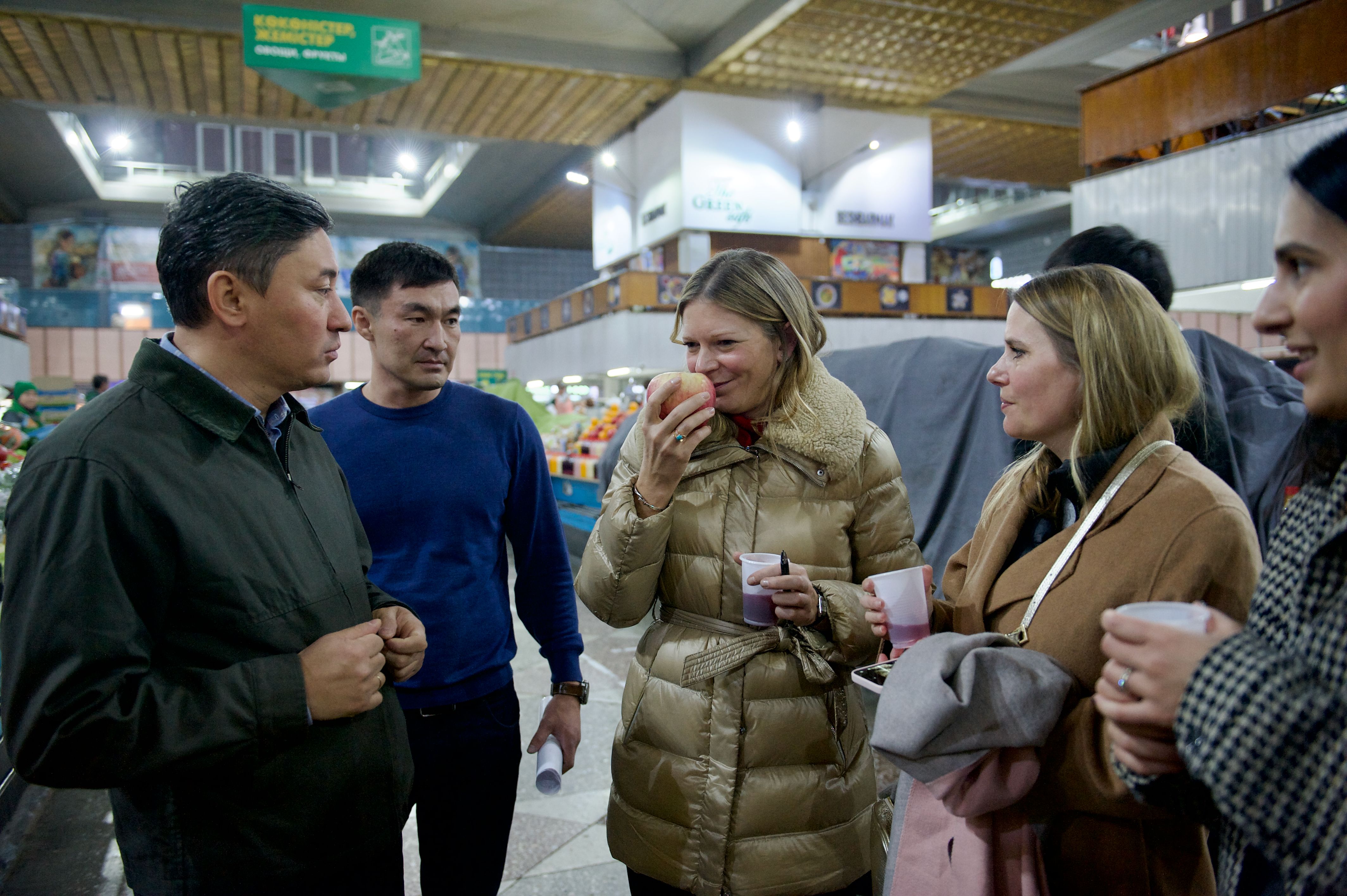 Британская писательница Кэролайн Иден путешествует по Казахстану: Зеленый базар, Шымбулак, Медео, кафе Акқу, театр Астана Опера, Астана IT University, фонд Halyk, Алматы, Астана, Айгерим Мусагажинова, Центральная мечеть Астаны, отель St. Regis, Рустем Беремжанов,