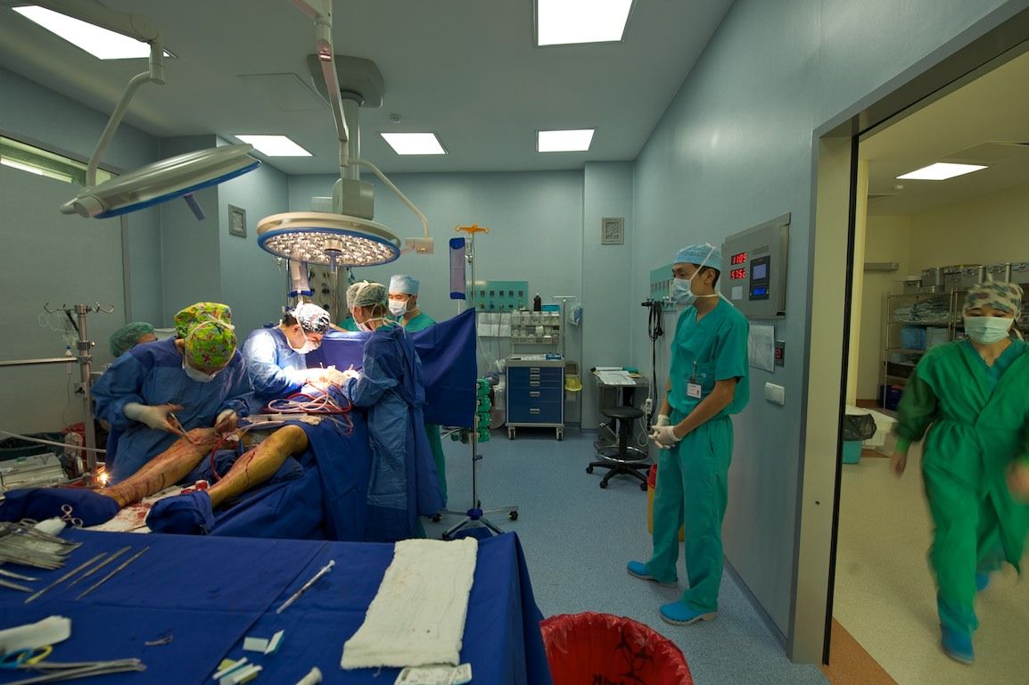 Операция на открытом сердце в клинике Almaty Sema Hospital: команда хирургов и пациент из Кыргызстана проходят сложный путь к восстановлению жизни, кардиохирургия Казахстана, Almaty Sema Hospital, операция на сердце, Казахстан, Жамалдин Болушов, Тансель Туркоглу, Феруз Бабашов, медицина, фоторепортаж, Карла Нур