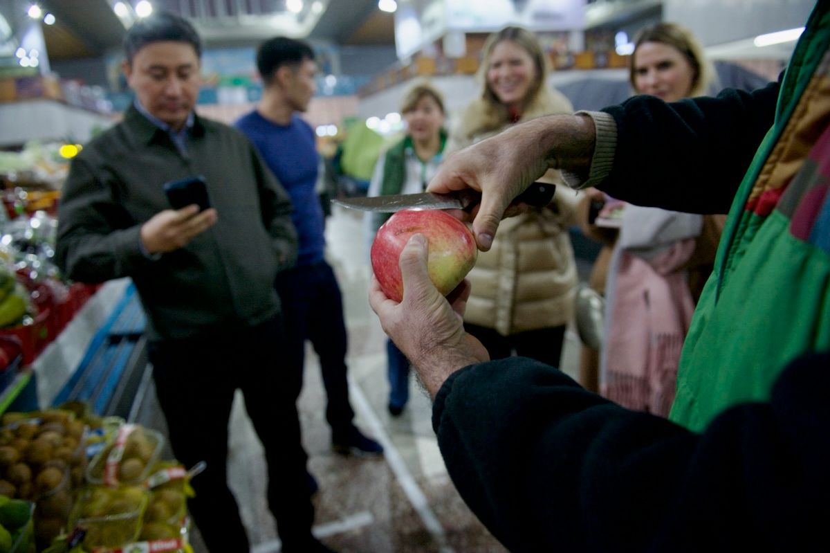 Британская писательница Кэролайн Иден путешествует по Казахстану: Зеленый базар, Шымбулак, Медео, кафе Акқу, театр Астана Опера, Астана IT University, фонд Halyk, Алматы, Астана, Айгерим Мусагажинова, Центральная мечеть Астаны, отель St. Regis, Рустем Беремжанов,