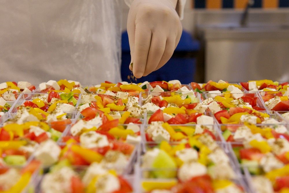 Процесс приготовления и доставки бортового питания авиакомпании Air Astana — от цеха в Актобе до рейсов в Казахстане и за рубежом, бортовое питание, Air Astana, Казахстан, Актобе, авиаперелёты, еда в самолёте, авиация, кейтеринг, Shanger.kz, Карла Нур