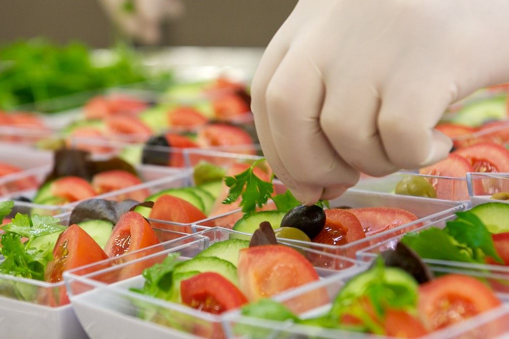 Процесс приготовления и доставки бортового питания авиакомпании Air Astana — от цеха в Актобе до рейсов в Казахстане и за рубежом, бортовое питание, Air Astana, Казахстан, Актобе, авиаперелёты, еда в самолёте, авиация, кейтеринг, Shanger.kz, Карла Нур