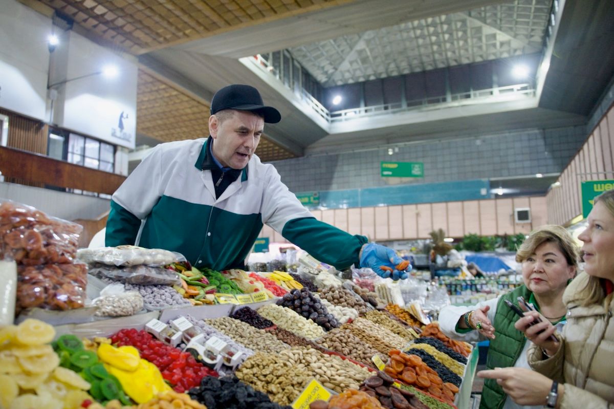 Британская писательница Кэролайн Иден путешествует по Казахстану: Зеленый базар, Шымбулак, Медео, кафе Акқу, театр Астана Опера, Астана IT University, фонд Halyk, Алматы, Астана, Айгерим Мусагажинова, Центральная мечеть Астаны, отель St. Regis, Рустем Беремжанов,