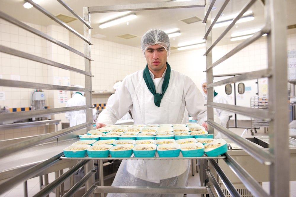 Процесс приготовления и доставки бортового питания авиакомпании Air Astana — от цеха в Актобе до рейсов в Казахстане и за рубежом, бортовое питание, Air Astana, Казахстан, Актобе, авиаперелёты, еда в самолёте, авиация, кейтеринг, Shanger.kz, Карла Нур