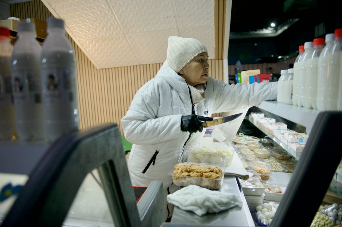 Британская писательница Кэролайн Иден путешествует по Казахстану: Зеленый базар, Шымбулак, Медео, кафе Акқу, театр Астана Опера, Астана IT University, фонд Halyk, Алматы, Астана, Айгерим Мусагажинова, Центральная мечеть Астаны, отель St. Regis, Рустем Беремжанов,