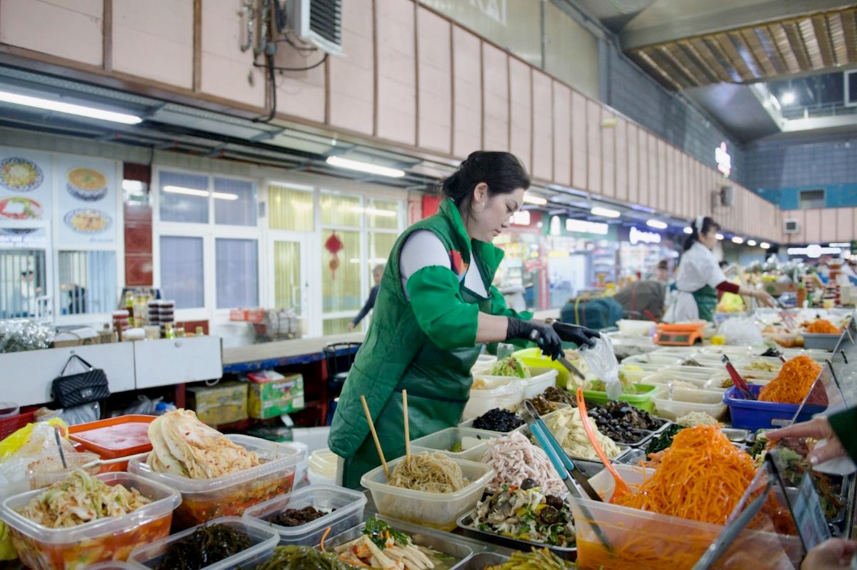 Британская писательница Кэролайн Иден путешествует по Казахстану: Зеленый базар, Шымбулак, Медео, кафе Акқу, театр Астана Опера, Астана IT University, фонд Halyk, Алматы, Астана, Айгерим Мусагажинова, Центральная мечеть Астаны, отель St. Regis, Рустем Беремжанов,