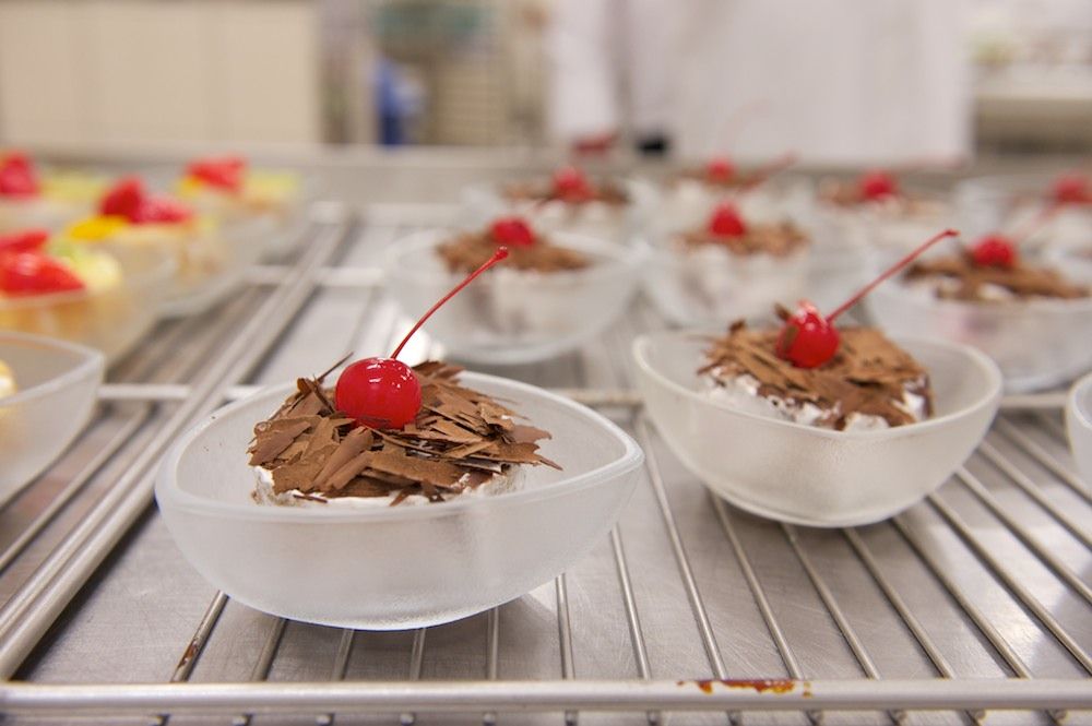 Процесс приготовления и доставки бортового питания авиакомпании Air Astana — от цеха в Актобе до рейсов в Казахстане и за рубежом, бортовое питание, Air Astana, Казахстан, Актобе, авиаперелёты, еда в самолёте, авиация, кейтеринг, Shanger.kz, Карла Нур