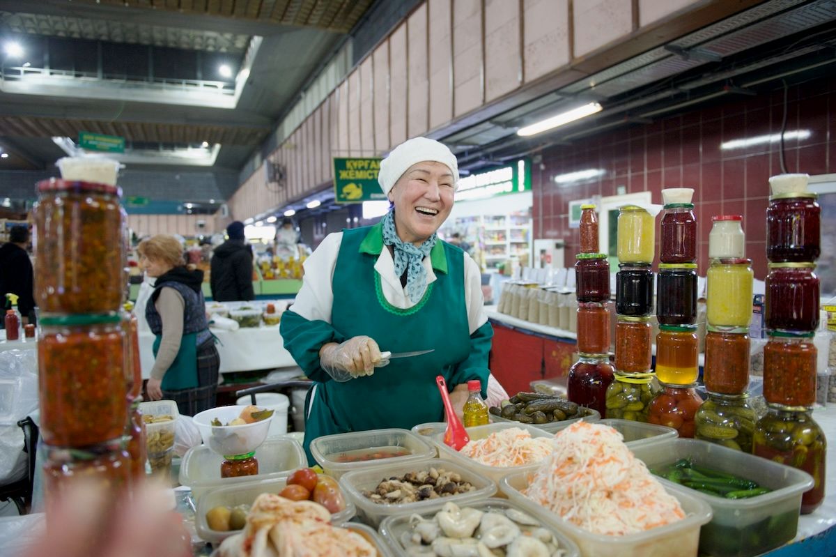 Британская писательница Кэролайн Иден путешествует по Казахстану: Зеленый базар, Шымбулак, Медео, кафе Акқу, театр Астана Опера, Астана IT University, фонд Halyk, Алматы, Астана, Айгерим Мусагажинова, Центральная мечеть Астаны, отель St. Regis, Рустем Беремжанов,