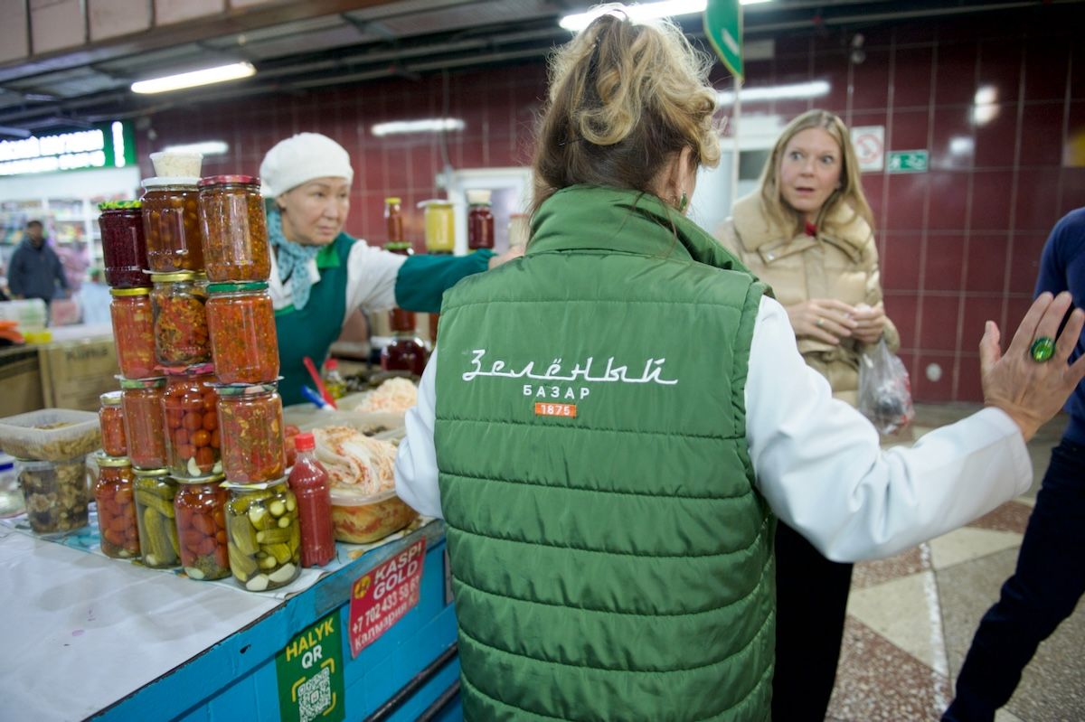 Британская писательница Кэролайн Иден путешествует по Казахстану: Зеленый базар, Шымбулак, Медео, кафе Акқу, театр Астана Опера, Астана IT University, фонд Halyk, Алматы, Астана, Айгерим Мусагажинова, Центральная мечеть Астаны, отель St. Regis, Рустем Беремжанов,