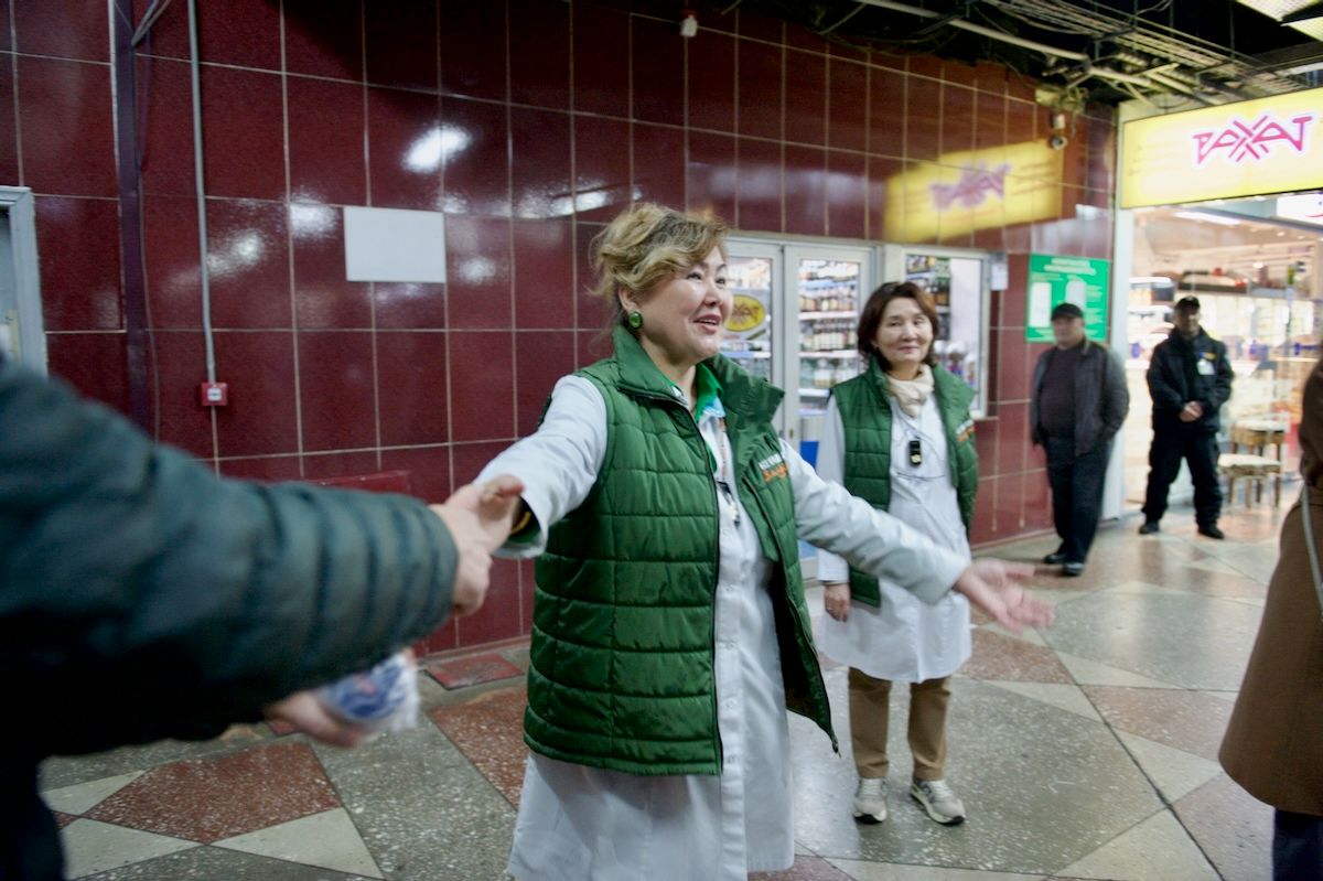 Британская писательница Кэролайн Иден путешествует по Казахстану: Зеленый базар, Шымбулак, Медео, кафе Акқу, театр Астана Опера, Астана IT University, фонд Halyk, Алматы, Астана, Айгерим Мусагажинова, Центральная мечеть Астаны, отель St. Regis, Рустем Беремжанов,