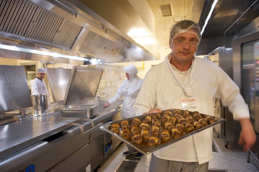 Процесс приготовления и доставки бортового питания авиакомпании Air Astana — от цеха в Актобе до рейсов в Казахстане и за рубежом, бортовое питание, Air Astana, Казахстан, Актобе, авиаперелёты, еда в самолёте, авиация, кейтеринг, Shanger.kz, Карла Нур