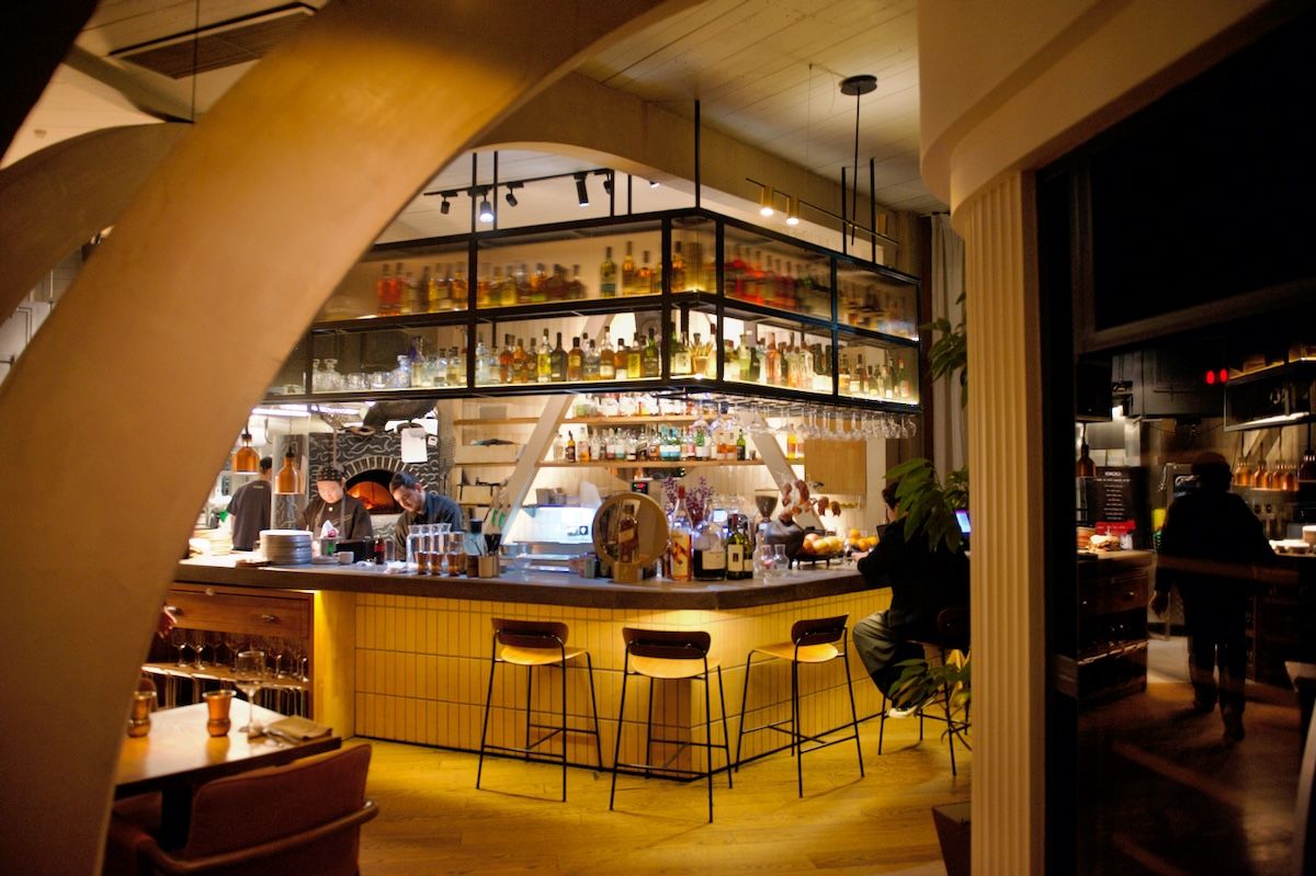 Британская писательница Кэролайн Иден путешествует по Казахстану: Зеленый базар, Шымбулак, Медео, кафе Акқу, театр Астана Опера, Астана IT University, фонд Halyk, Алматы, Астана, Айгерим Мусагажинова, Центральная мечеть Астаны, отель St. Regis, Рустем Беремжанов,