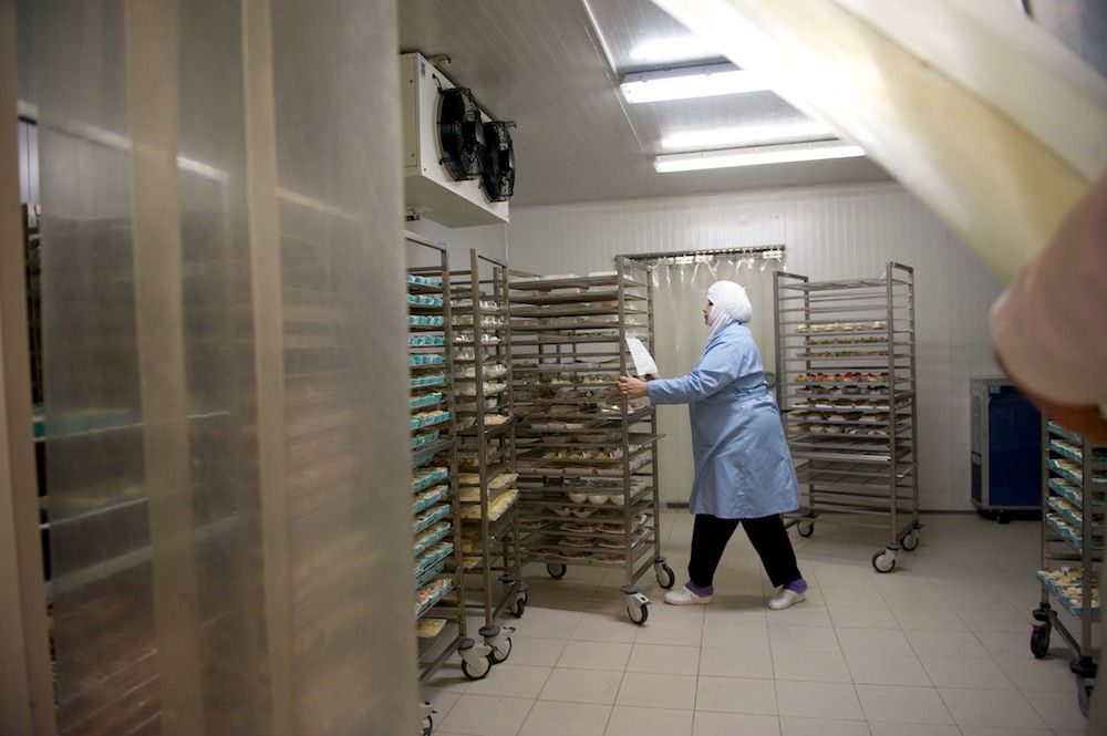 Процесс приготовления и доставки бортового питания авиакомпании Air Astana — от цеха в Актобе до рейсов в Казахстане и за рубежом, бортовое питание, Air Astana, Казахстан, Актобе, авиаперелёты, еда в самолёте, авиация, кейтеринг, Shanger.kz, Карла Нур