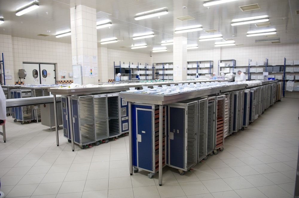 Процесс приготовления и доставки бортового питания авиакомпании Air Astana — от цеха в Актобе до рейсов в Казахстане и за рубежом, бортовое питание, Air Astana, Казахстан, Актобе, авиаперелёты, еда в самолёте, авиация, кейтеринг, Shanger.kz, Карла Нур