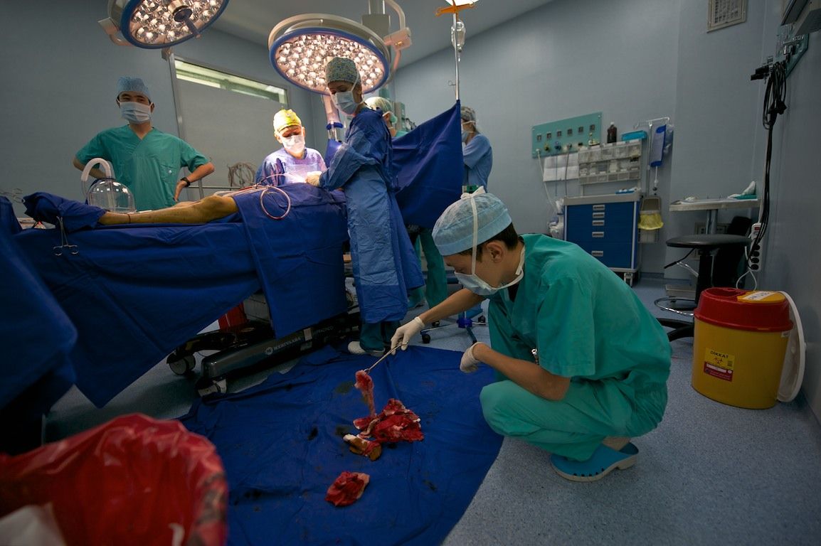 Операция на открытом сердце в клинике Almaty Sema Hospital: команда хирургов и пациент из Кыргызстана проходят сложный путь к восстановлению жизни, кардиохирургия Казахстана, Almaty Sema Hospital, операция на сердце, Казахстан, Жамалдин Болушов, Тансель Туркоглу, Феруз Бабашов, медицина, фоторепортаж, Карла Нур