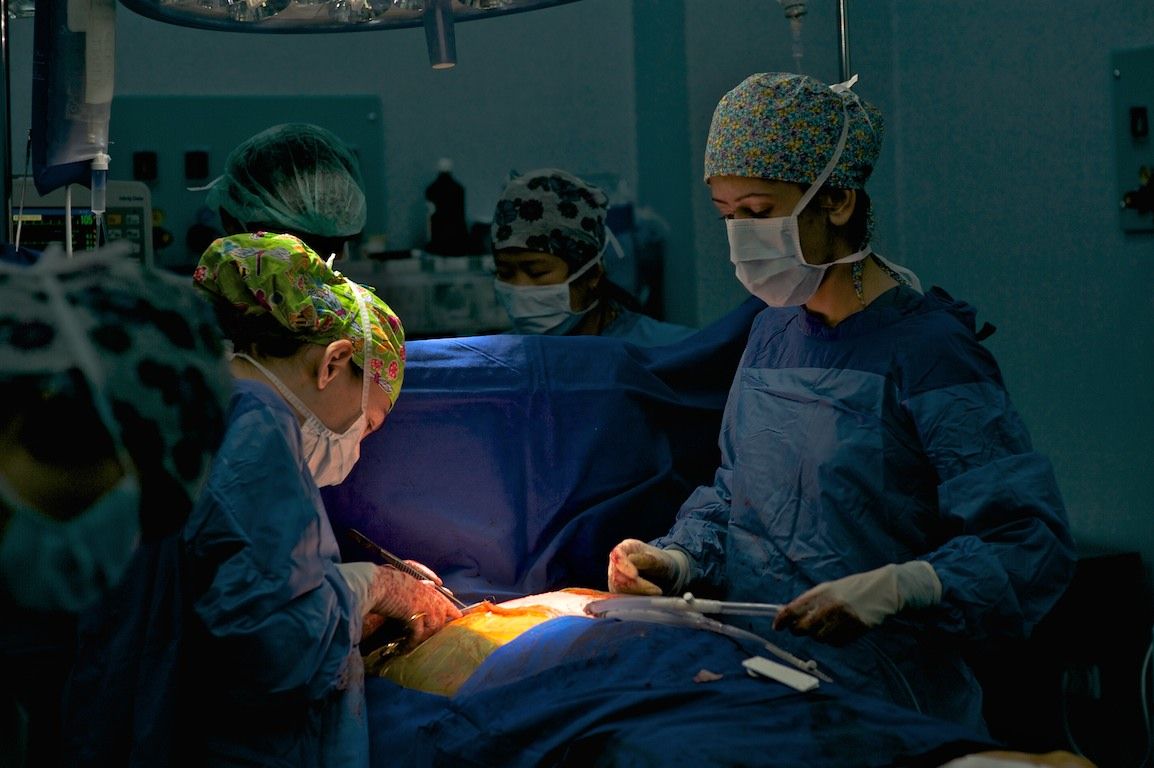 Операция на открытом сердце в клинике Almaty Sema Hospital: команда хирургов и пациент из Кыргызстана проходят сложный путь к восстановлению жизни, кардиохирургия Казахстана, Almaty Sema Hospital, операция на сердце, Казахстан, Жамалдин Болушов, Тансель Туркоглу, Феруз Бабашов, медицина, фоторепортаж, Карла Нур