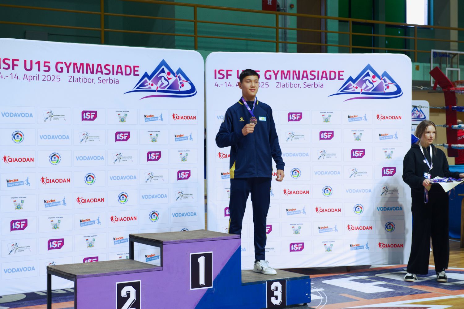 Участник проекта Auyl Sport из сельской местности Казахстана держит медаль и улыбается: путь от аула к чемпионству, Auyl Sport, фонд Halyk, сельские спортсмены, спорт в селе, Казахстан, агросело и спорт, проекты поддержки молодёжи, Тимур Кулибаев