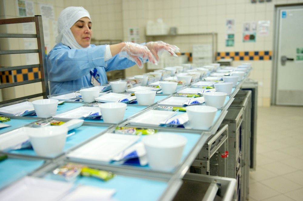 Процесс приготовления и доставки бортового питания авиакомпании Air Astana — от цеха в Актобе до рейсов в Казахстане и за рубежом, бортовое питание, Air Astana, Казахстан, Актобе, авиаперелёты, еда в самолёте, авиация, кейтеринг, Shanger.kz, Карла Нур