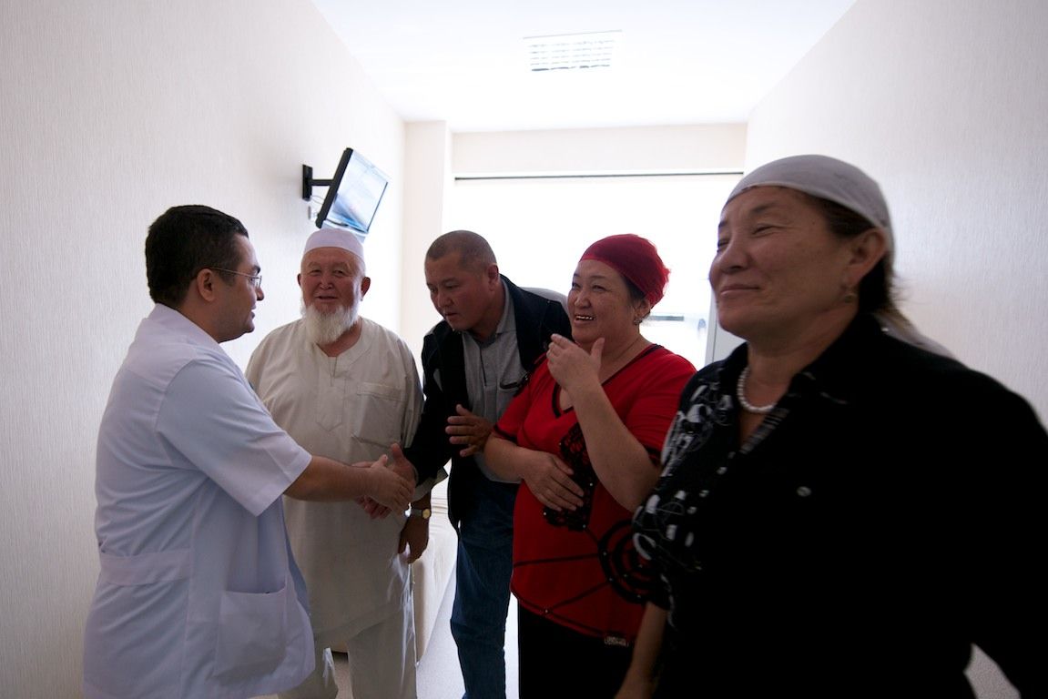 Операция на открытом сердце в клинике Almaty Sema Hospital: команда хирургов и пациент из Кыргызстана проходят сложный путь к восстановлению жизни, кардиохирургия Казахстана, Almaty Sema Hospital, операция на сердце, Казахстан, Жамалдин Болушов, Тансель Туркоглу, Феруз Бабашов, медицина, фоторепортаж, Карла Нур