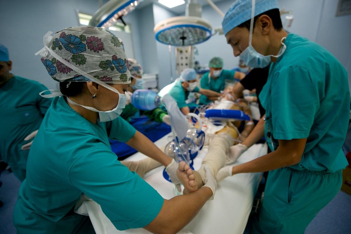 Операция на открытом сердце в клинике Almaty Sema Hospital: команда хирургов и пациент из Кыргызстана проходят сложный путь к восстановлению жизни, кардиохирургия Казахстана, Almaty Sema Hospital, операция на сердце, Казахстан, Жамалдин Болушов, Тансель Туркоглу, Феруз Бабашов, медицина, фоторепортаж, Карла Нур