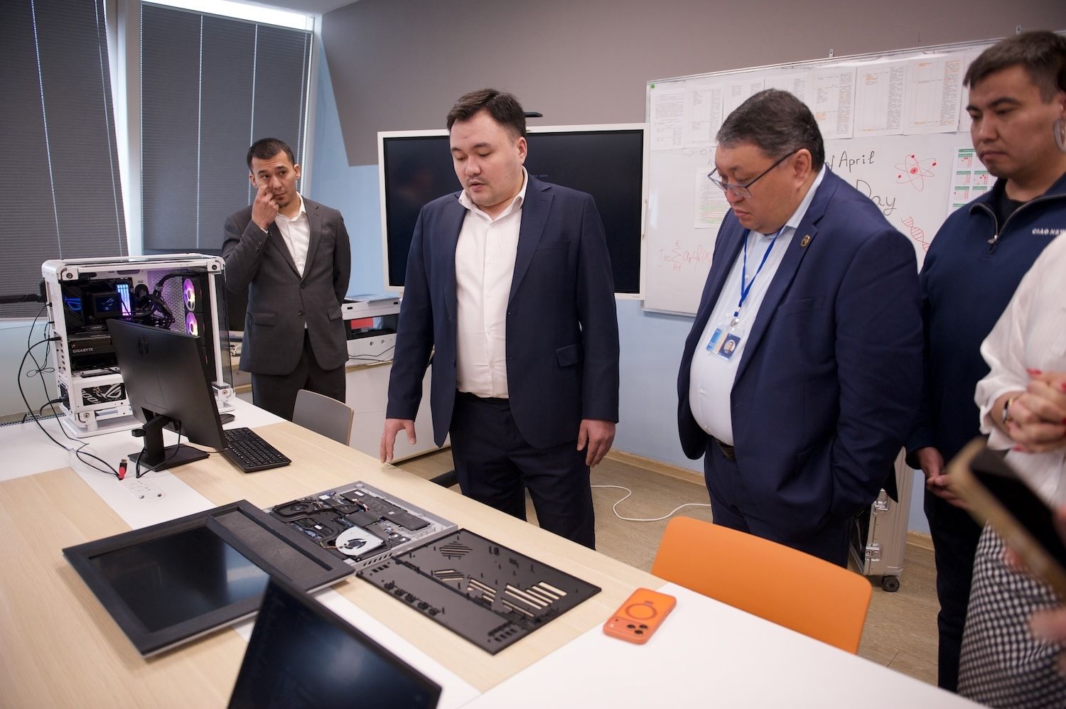 Қазақстанның нақты мәселелерін шешуге арналған AITU әзірлемелері; AITU, Astana IT University, Қазақстан, цифрлық криминалистика, су тасқынын болжау, жасанды интеллект, сүт безі обыры, нейротехнологиялар, су ресурстарын мониторингі, экожобалар