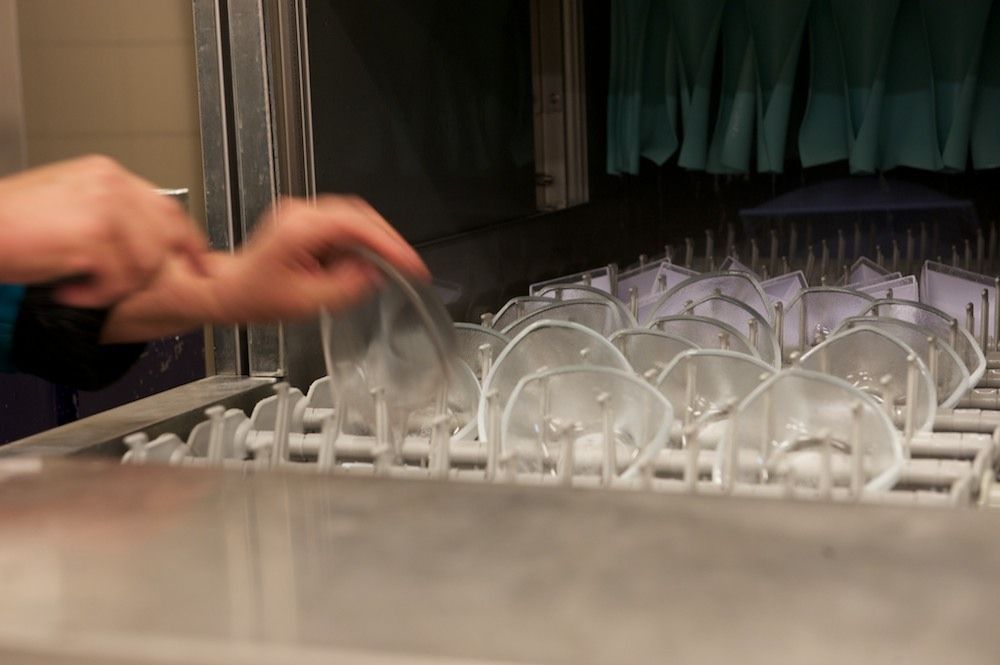 Процесс приготовления и доставки бортового питания авиакомпании Air Astana — от цеха в Актобе до рейсов в Казахстане и за рубежом, бортовое питание, Air Astana, Казахстан, Актобе, авиаперелёты, еда в самолёте, авиация, кейтеринг, Shanger.kz, Карла Нур