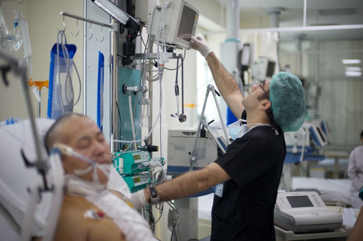 Операция на открытом сердце в клинике Almaty Sema Hospital: команда хирургов и пациент из Кыргызстана проходят сложный путь к восстановлению жизни, кардиохирургия Казахстана, Almaty Sema Hospital, операция на сердце, Казахстан, Жамалдин Болушов, Тансель Туркоглу, Феруз Бабашов, медицина, фоторепортаж, Карла Нур