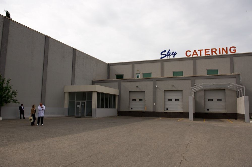 Процесс приготовления и доставки бортового питания авиакомпании Air Astana — от цеха в Актобе до рейсов в Казахстане и за рубежом, бортовое питание, Air Astana, Казахстан, Актобе, авиаперелёты, еда в самолёте, авиация, кейтеринг, Shanger.kz, Карла Нур