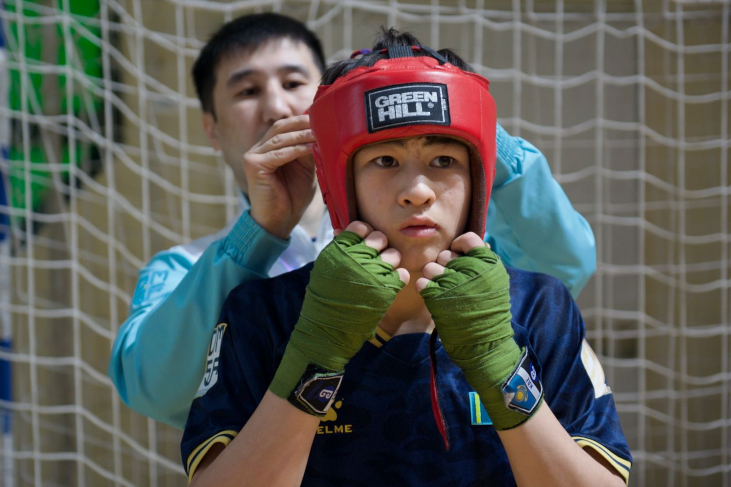 Участник проекта Auyl Sport из сельской местности Казахстана держит медаль и улыбается: путь от аула к чемпионству, Auyl Sport, фонд Halyk, сельские спортсмены, спорт в селе, Казахстан, агросело и спорт, проекты поддержки молодёжи, Тимур Кулибаев