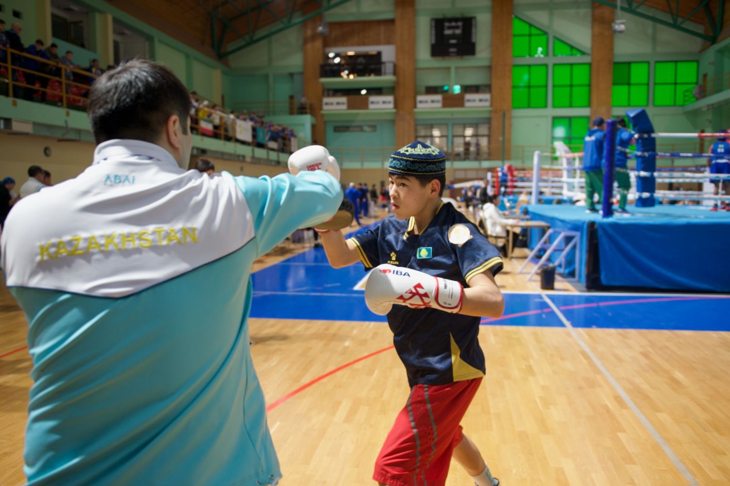 Участник проекта Auyl Sport из сельской местности Казахстана держит медаль и улыбается: путь от аула к чемпионству, Auyl Sport, фонд Halyk, сельские спортсмены, спорт в селе, Казахстан, агросело и спорт, проекты поддержки молодёжи, Тимур Кулибаев