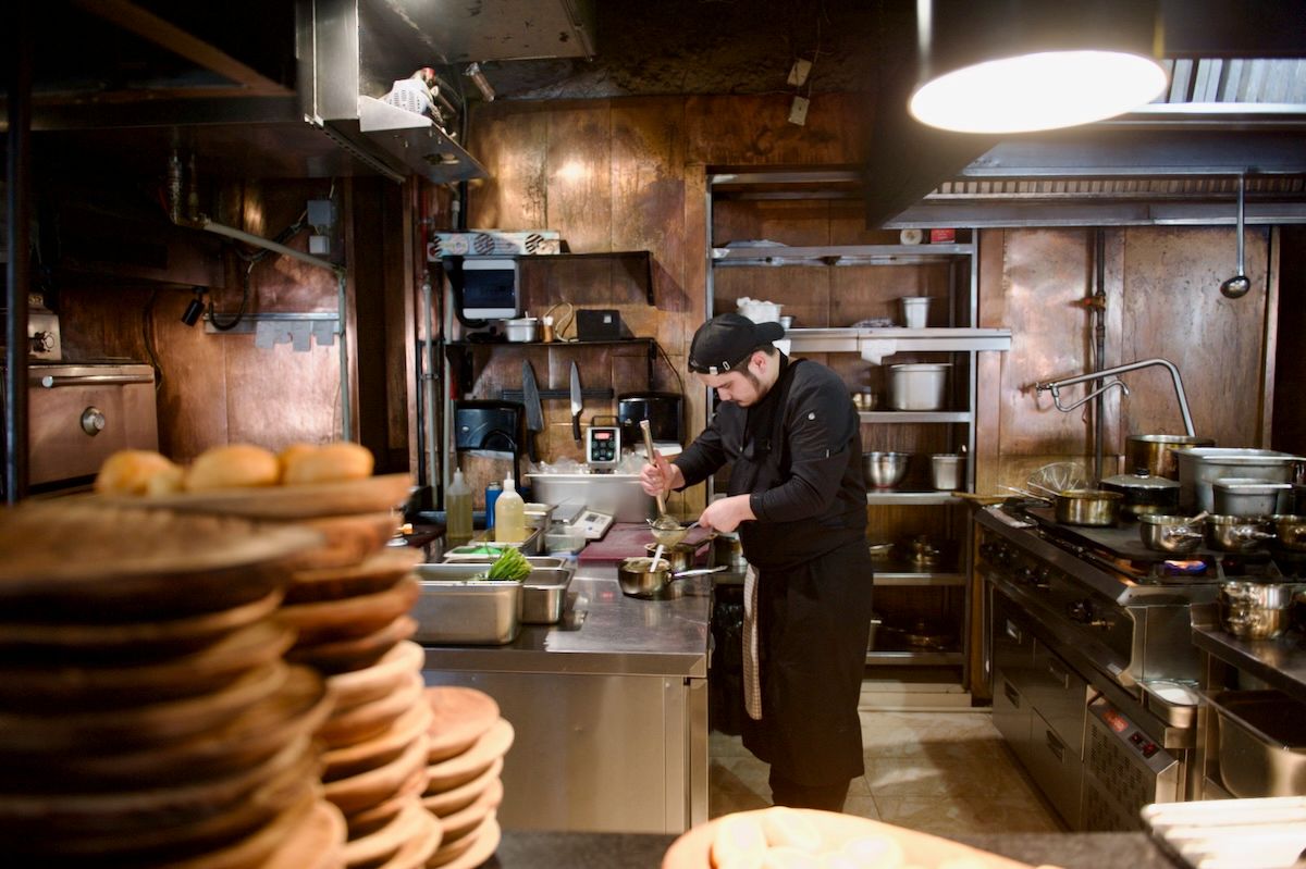 Британская писательница Кэролайн Иден путешествует по Казахстану: Зеленый базар, Шымбулак, Медео, кафе Акқу, театр Астана Опера, Астана IT University, фонд Halyk, Алматы, Астана, Айгерим Мусагажинова, Центральная мечеть Астаны, отель St. Regis, Рустем Беремжанов,