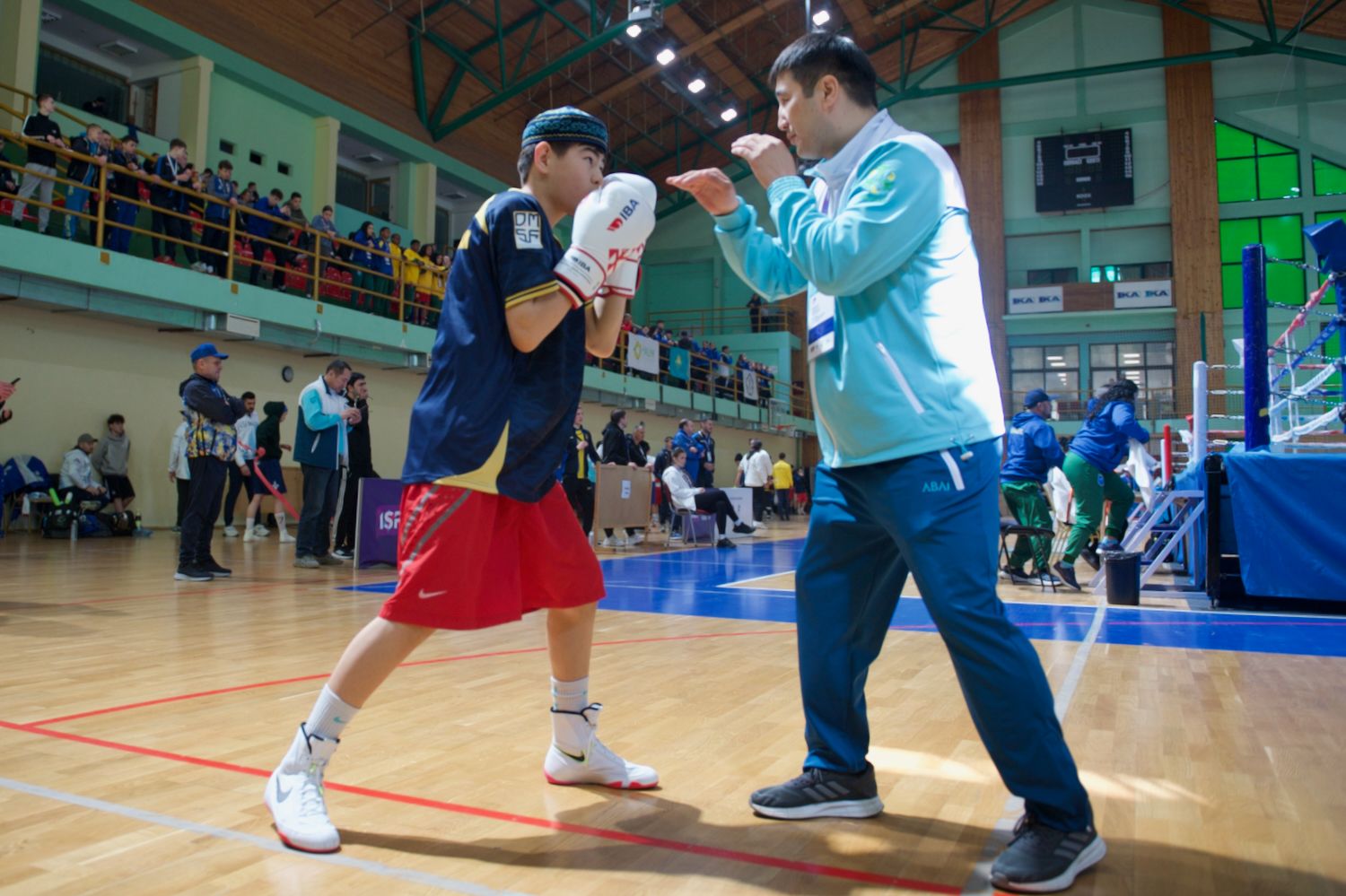 Участник проекта Auyl Sport из сельской местности Казахстана держит медаль и улыбается: путь от аула к чемпионству, Auyl Sport, фонд Halyk, сельские спортсмены, спорт в селе, Казахстан, агросело и спорт, проекты поддержки молодёжи, Тимур Кулибаев