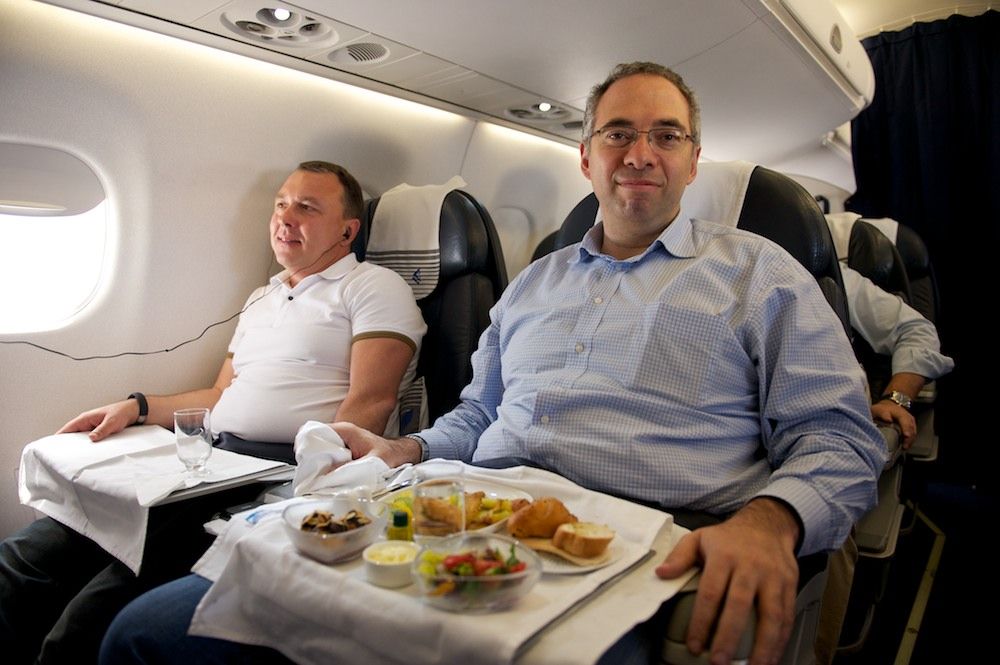 Процесс приготовления и доставки бортового питания авиакомпании Air Astana — от цеха в Актобе до рейсов в Казахстане и за рубежом, бортовое питание, Air Astana, Казахстан, Актобе, авиаперелёты, еда в самолёте, авиация, кейтеринг, Shanger.kz, Карла Нур