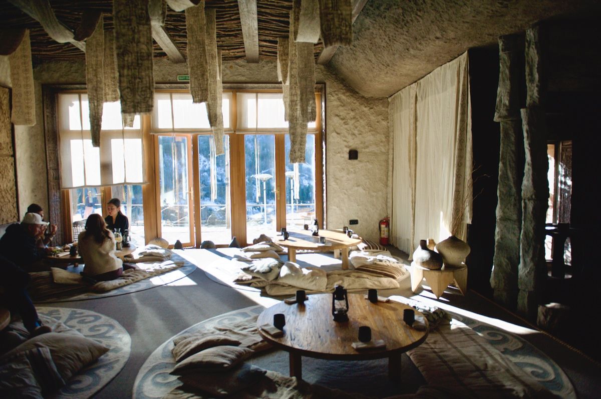 Британская писательница Кэролайн Иден путешествует по Казахстану: Зеленый базар, Шымбулак, Медео, кафе Акқу, театр Астана Опера, Астана IT University, фонд Halyk, Алматы, Астана, Айгерим Мусагажинова, Центральная мечеть Астаны, отель St. Regis, Рустем Беремжанов,