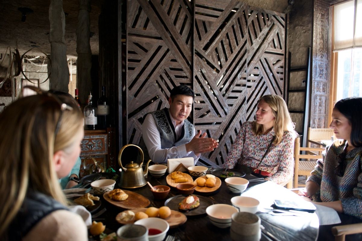 Британская писательница Кэролайн Иден путешествует по Казахстану: Зеленый базар, Шымбулак, Медео, кафе Акқу, театр Астана Опера, Астана IT University, фонд Halyk, Алматы, Астана, Айгерим Мусагажинова, Центральная мечеть Астаны, отель St. Regis, Рустем Беремжанов,