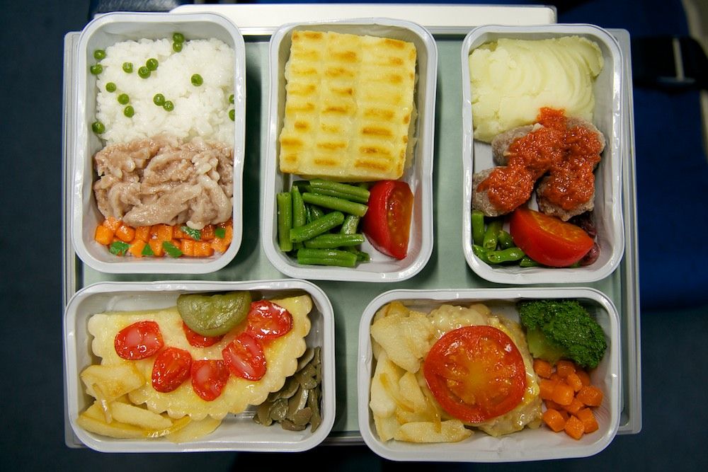 Процесс приготовления и доставки бортового питания авиакомпании Air Astana — от цеха в Актобе до рейсов в Казахстане и за рубежом, бортовое питание, Air Astana, Казахстан, Актобе, авиаперелёты, еда в самолёте, авиация, кейтеринг, Shanger.kz, Карла Нур