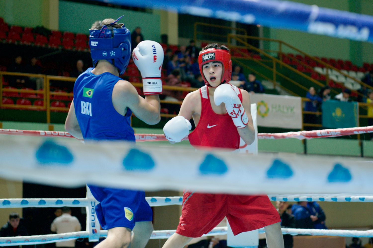 Участник проекта Auyl Sport из сельской местности Казахстана держит медаль и улыбается: путь от аула к чемпионству, Auyl Sport, фонд Halyk, сельские спортсмены, спорт в селе, Казахстан, агросело и спорт, проекты поддержки молодёжи, Тимур Кулибаев