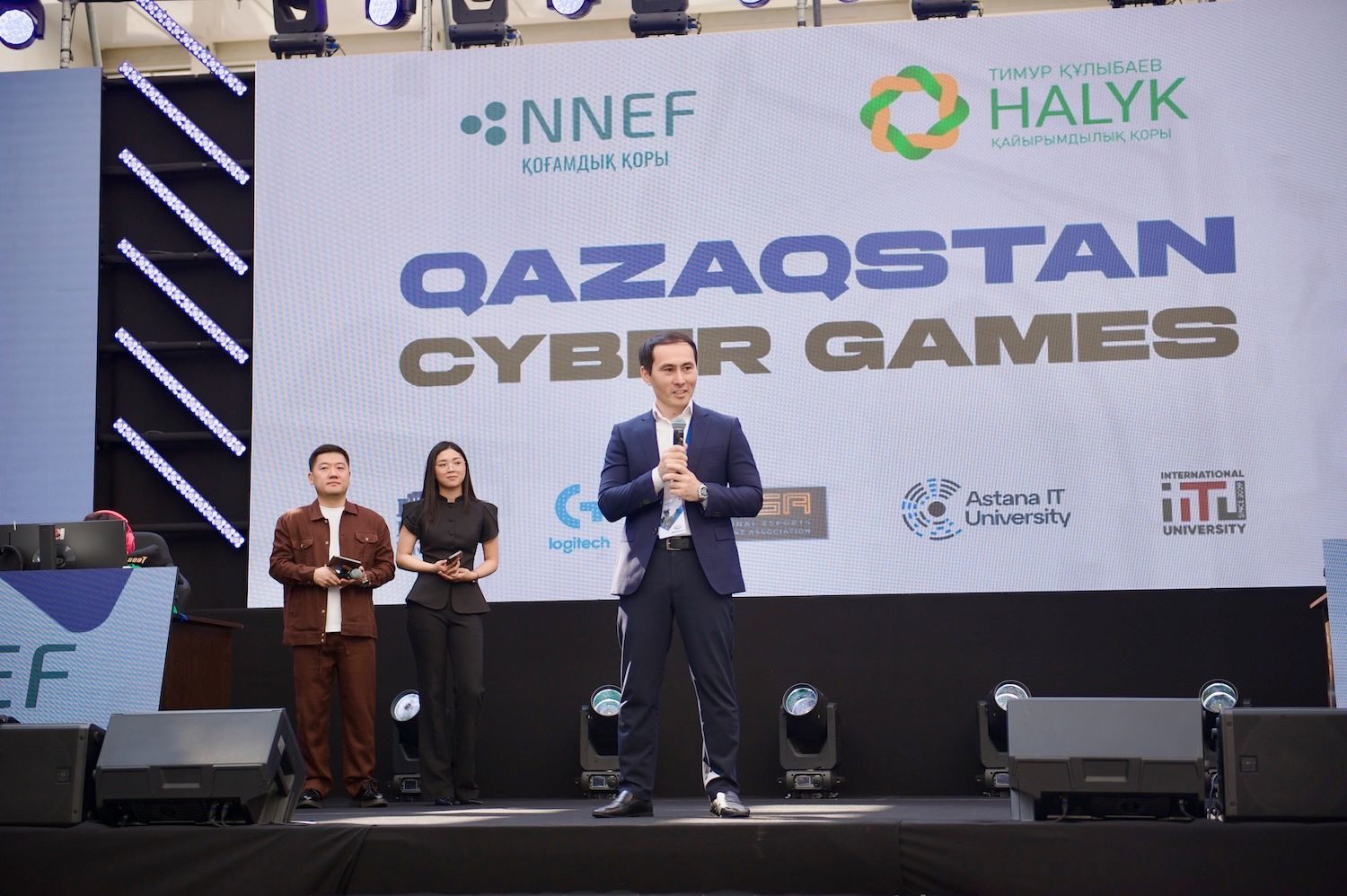 Astana IT University-де өткен Qazaqstan Cyber Games Students League 2026 турнирінің Counter-Strike 2 финалы, 2026 жылғы 18 сәуір, киберспорт, Qazaqstan Cyber Games, QCG 2026, QCG Students League, Counter-Strike 2, CS2, Astana IT University, AITU, студенттік лига, студенттік киберспорт, iPlay Esports, «Халық» қоры, Halyk, Тимур Құлыбаев, NNEF, ҚазҰМУ, IITU, Әли Иса, Әлтайыр Ахметов, Нариман Әбілшайықов, Рахматулло Сайдуллаев, Олимпиадалық киберспорт ойындары, Қазақстан, Астана, цифрлық экономика