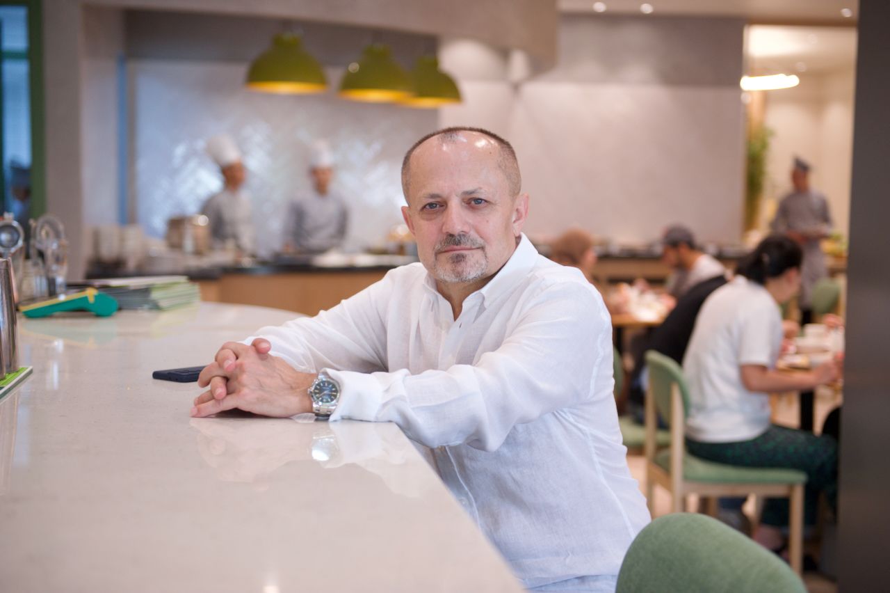 Команда Holiday Inn приветствует гостя в уютном лобби отеля: улыбка, чек-ин и профессионализм, Holiday Inn, гостеприимство, отель, сервис, путешествия Казахстан, лобби отеля, идеальный приём