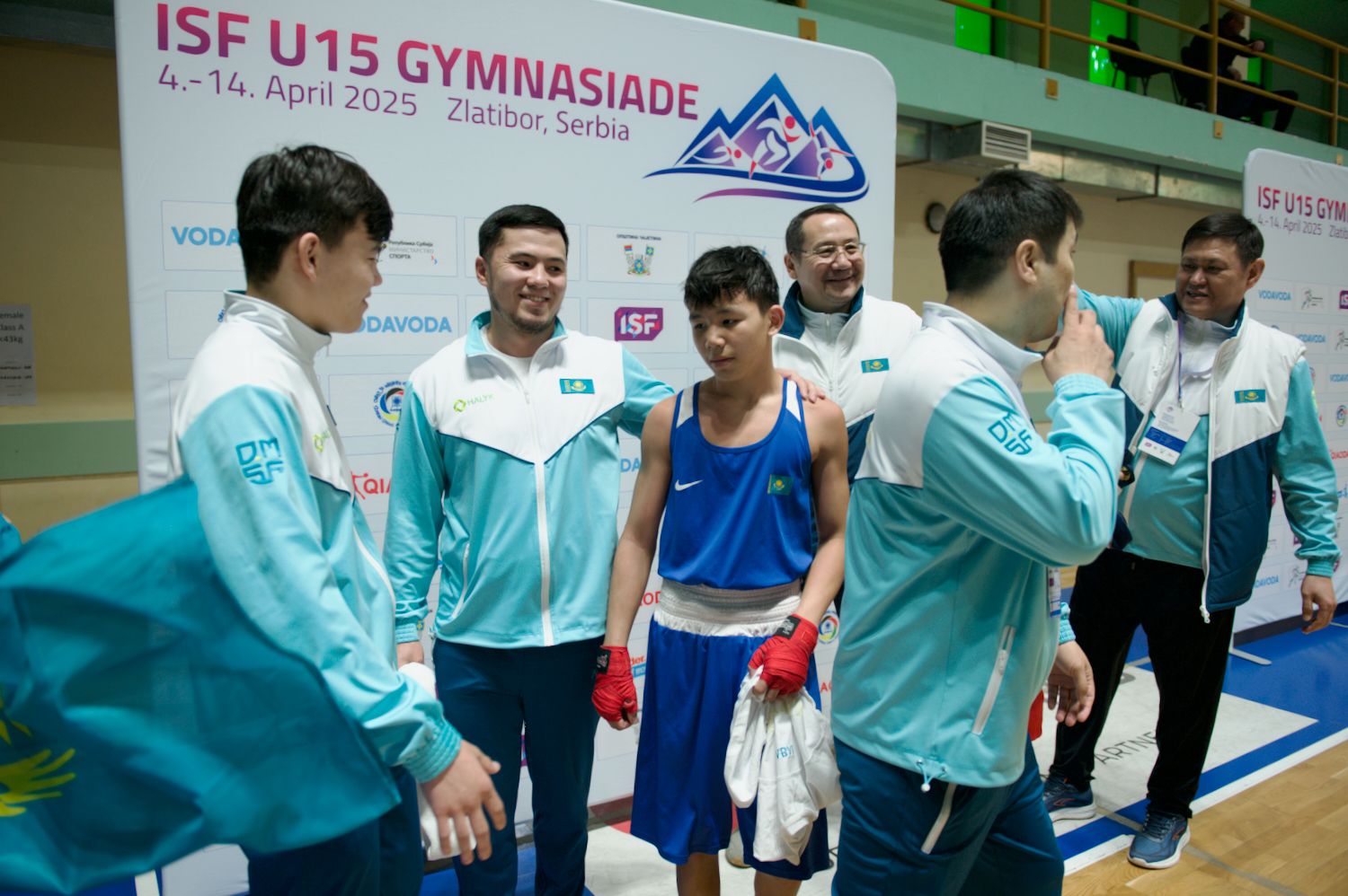 Участник проекта Auyl Sport из сельской местности Казахстана держит медаль и улыбается: путь от аула к чемпионству, Auyl Sport, фонд Halyk, сельские спортсмены, спорт в селе, Казахстан, агросело и спорт, проекты поддержки молодёжи, Тимур Кулибаев