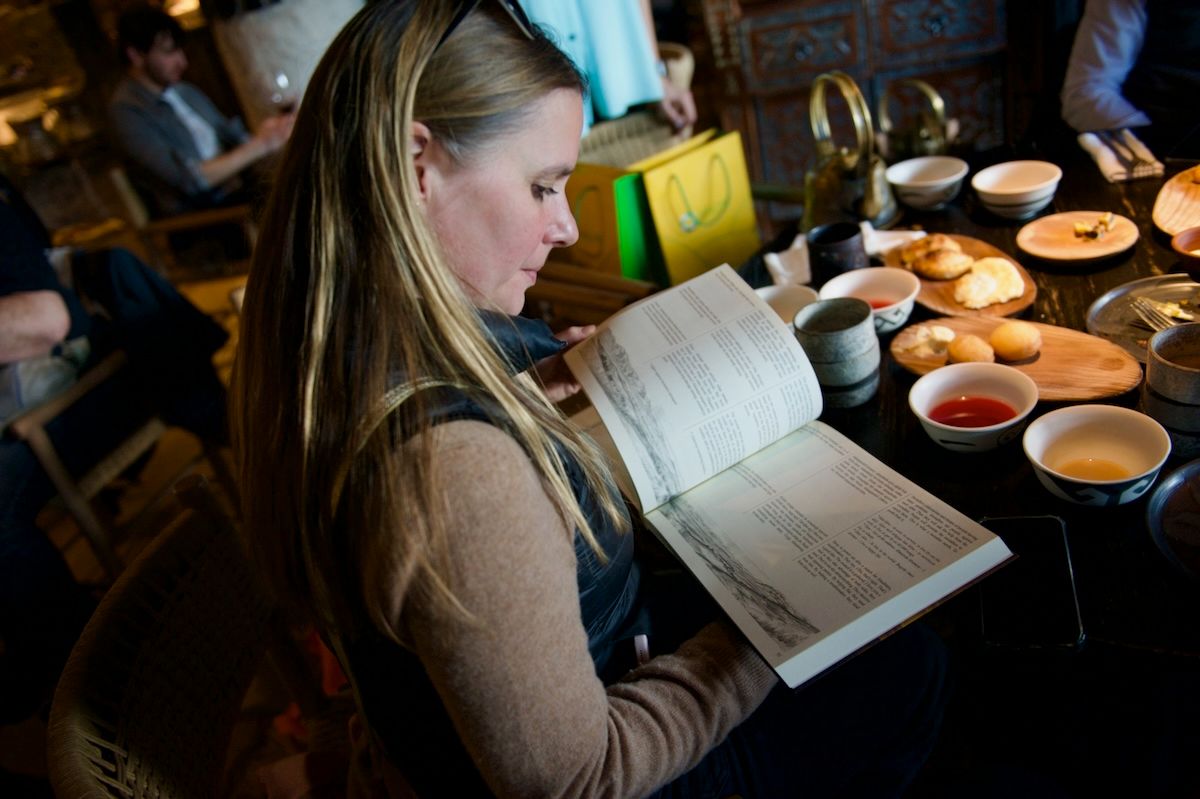 Британская писательница Кэролайн Иден путешествует по Казахстану: Зеленый базар, Шымбулак, Медео, кафе Акқу, театр Астана Опера, Астана IT University, фонд Halyk, Алматы, Астана, Айгерим Мусагажинова, Центральная мечеть Астаны, отель St. Regis, Рустем Беремжанов,