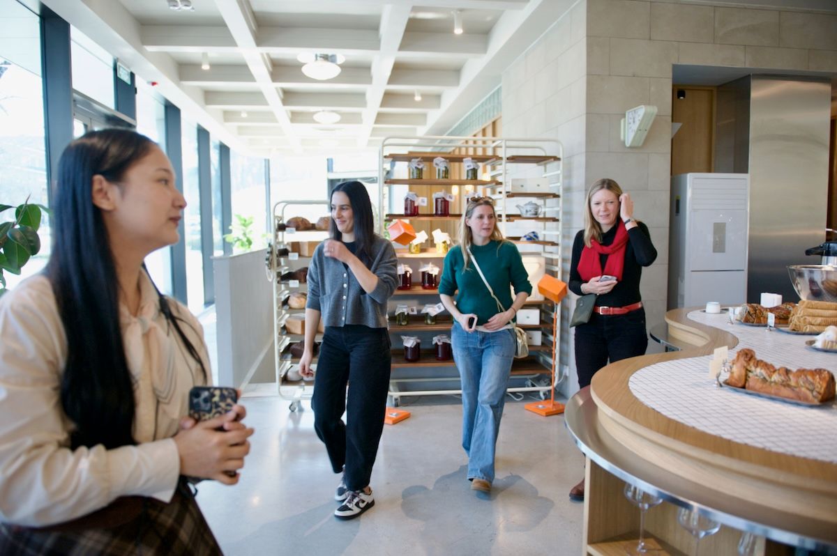 Британская писательница Кэролайн Иден путешествует по Казахстану: Зеленый базар, Шымбулак, Медео, кафе Акқу, театр Астана Опера, Астана IT University, фонд Halyk, Алматы, Астана, Айгерим Мусагажинова, Центральная мечеть Астаны, отель St. Regis, Рустем Беремжанов,