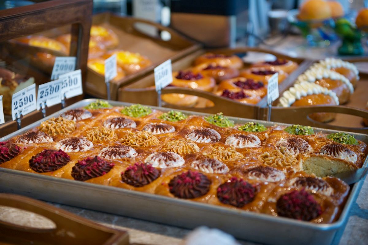 Британская писательница Кэролайн Иден путешествует по Казахстану: Зеленый базар, Шымбулак, Медео, кафе Акқу, театр Астана Опера, Астана IT University, фонд Halyk, Алматы, Астана, Айгерим Мусагажинова, Центральная мечеть Астаны, отель St. Regis, Рустем Беремжанов,