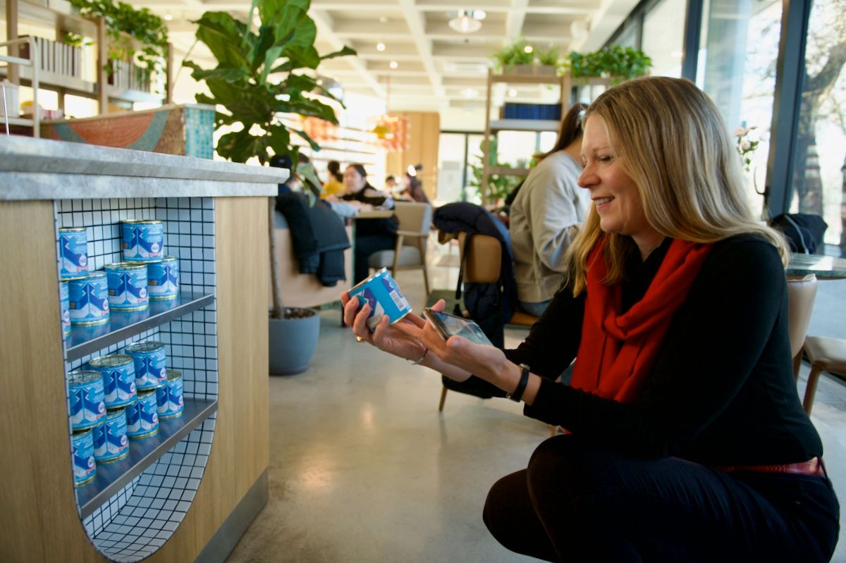 Британская писательница Кэролайн Иден путешествует по Казахстану: Зеленый базар, Шымбулак, Медео, кафе Акқу, театр Астана Опера, Астана IT University, фонд Halyk, Алматы, Астана, Айгерим Мусагажинова, Центральная мечеть Астаны, отель St. Regis, Рустем Беремжанов,