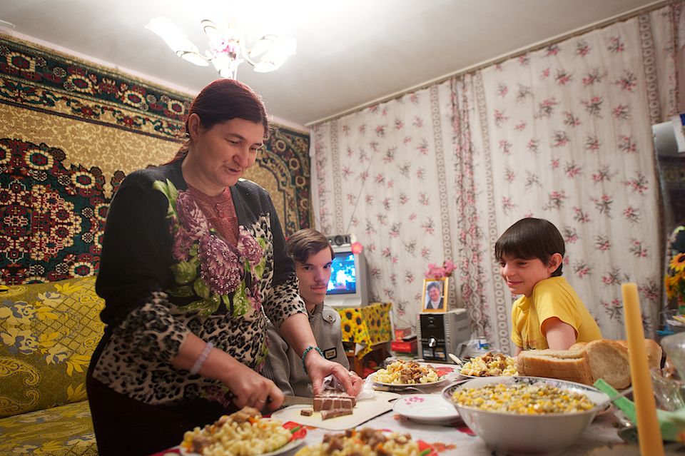 Многодетные матери и семьи в Павлодаре, получающие поддержку от фонда «Ассоциация многодетных матерей», многодетные семьи, Павлодар, фонд Ассоциация многодетных матерей, одинокие матери, социальная помощь, Карлыгаш Нуржан, Shanger.kz