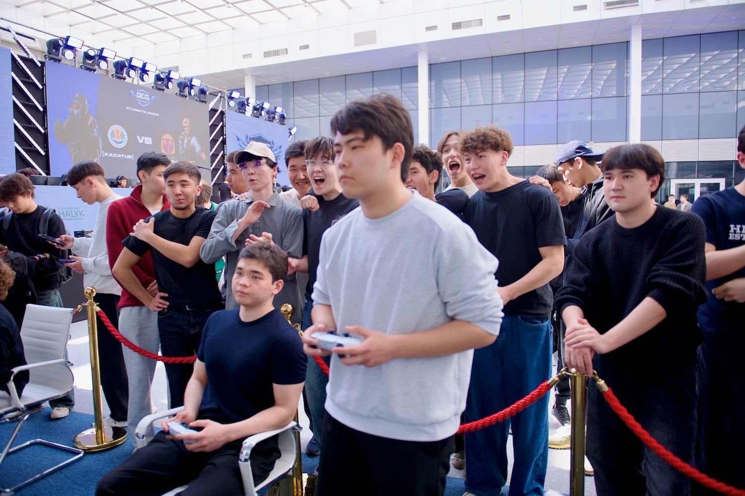 Astana IT University-де өткен Qazaqstan Cyber Games Students League 2026 турнирінің Counter-Strike 2 финалы, 2026 жылғы 18 сәуір, киберспорт, Qazaqstan Cyber Games, QCG 2026, QCG Students League, Counter-Strike 2, CS2, Astana IT University, AITU, студенттік лига, студенттік киберспорт, iPlay Esports, «Халық» қоры, Halyk, Тимур Құлыбаев, NNEF, ҚазҰМУ, IITU, Әли Иса, Әлтайыр Ахметов, Нариман Әбілшайықов, Рахматулло Сайдуллаев, Олимпиадалық киберспорт ойындары, Қазақстан, Астана, цифрлық экономика