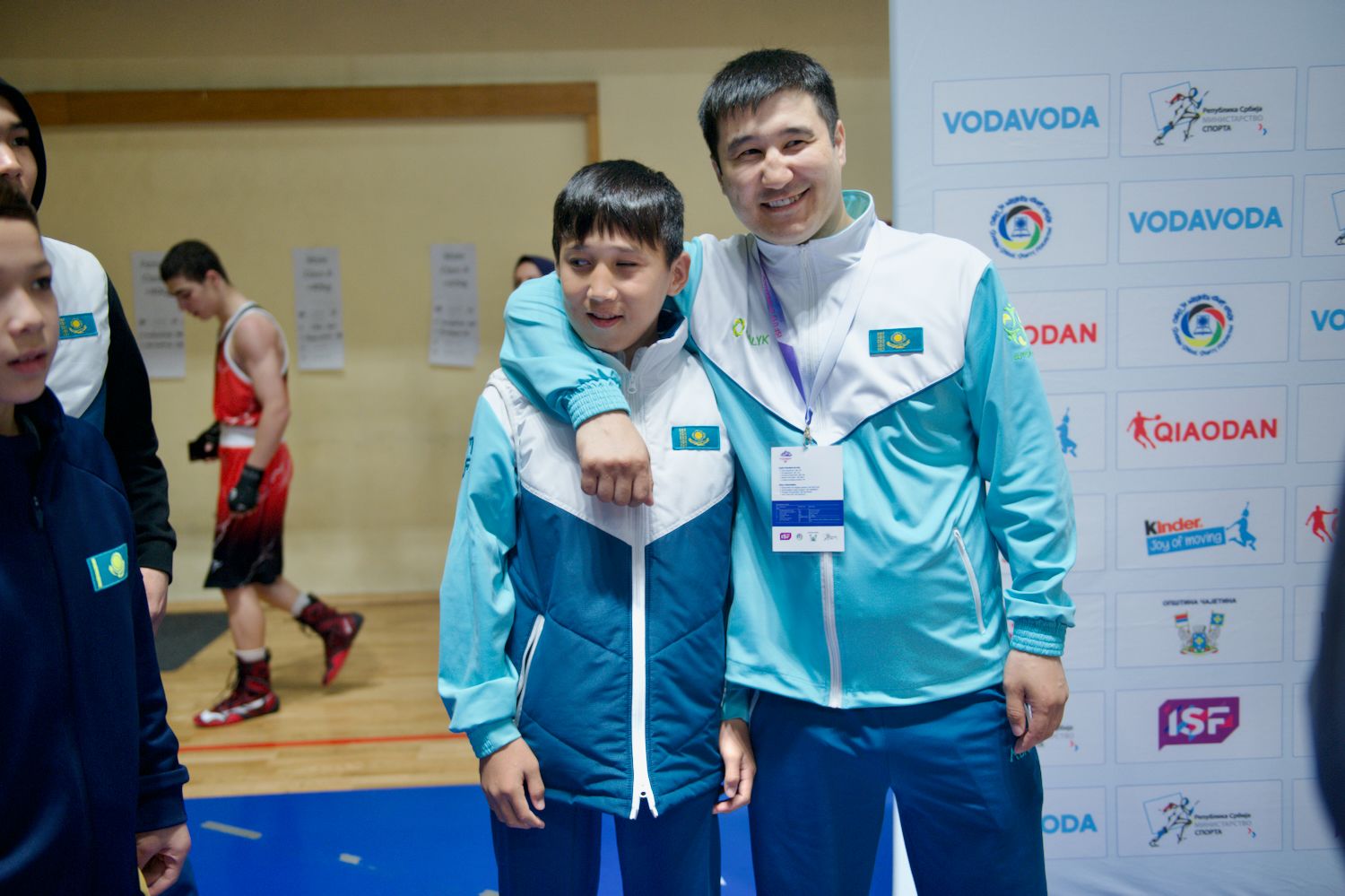 Участник проекта Auyl Sport из сельской местности Казахстана держит медаль и улыбается: путь от аула к чемпионству, Auyl Sport, фонд Halyk, сельские спортсмены, спорт в селе, Казахстан, агросело и спорт, проекты поддержки молодёжи, Тимур Кулибаев