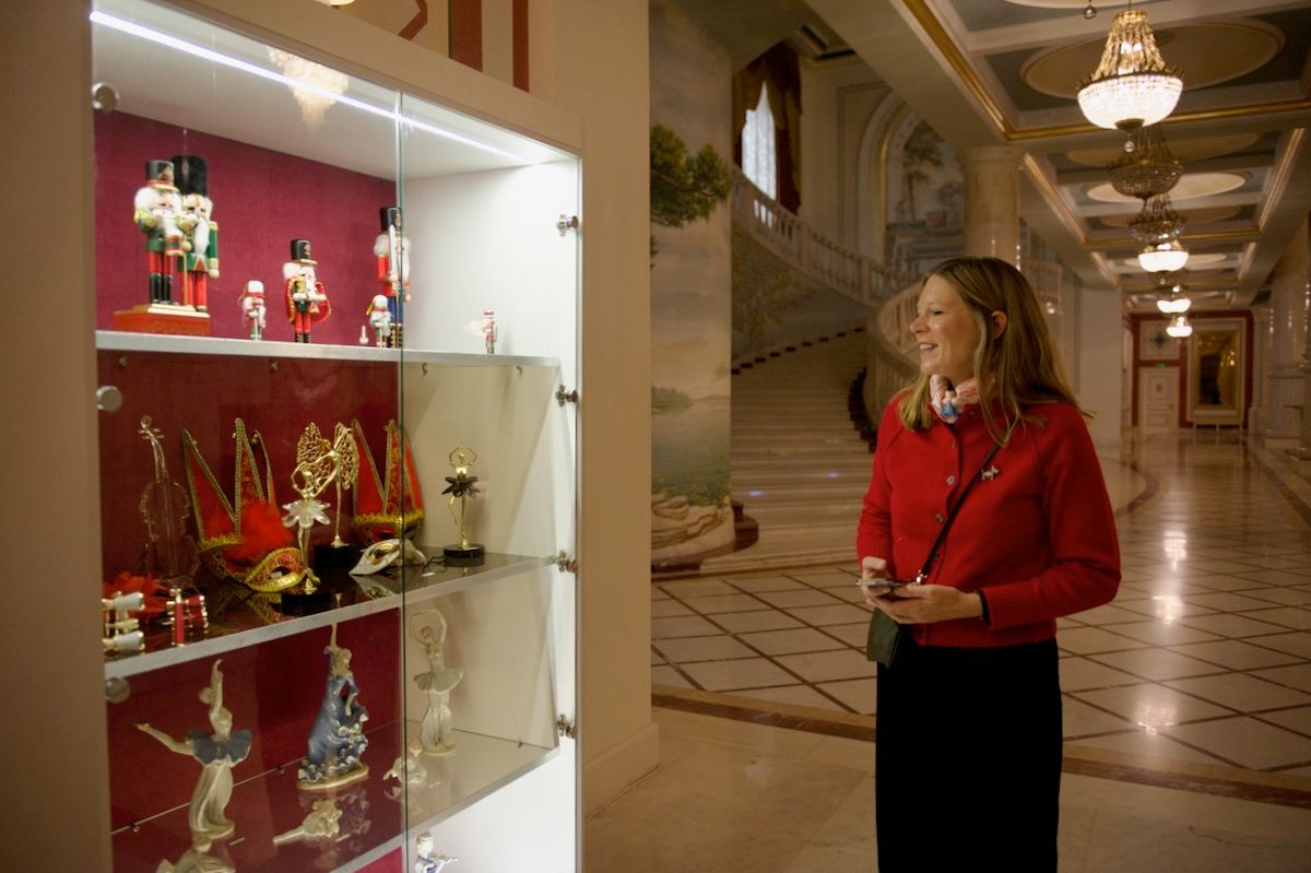 Британская писательница Кэролайн Иден путешествует по Казахстану: Зеленый базар, Шымбулак, Медео, кафе Акқу, театр Астана Опера, Астана IT University, фонд Halyk, Алматы, Астана, Айгерим Мусагажинова, Центральная мечеть Астаны, отель St. Regis, Рустем Беремжанов,