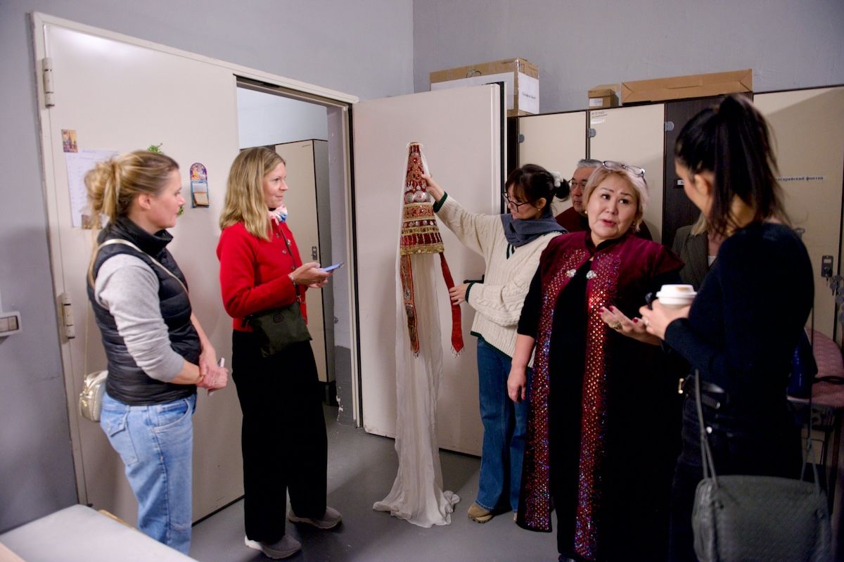 Британская писательница Кэролайн Иден путешествует по Казахстану: Зеленый базар, Шымбулак, Медео, кафе Акқу, театр Астана Опера, Астана IT University, фонд Halyk, Алматы, Астана, Айгерим Мусагажинова, Центральная мечеть Астаны, отель St. Regis, Рустем Беремжанов,